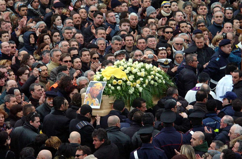 <b>FOLKEHELT:</b> Pantanis begravelse ble en folke­mønstring en legende verdig i det sykkelgale Italia. Etterpå har mange forsøkt å beskylde mange for syklistens misere. Få vl legge skylden på syklisten selv.