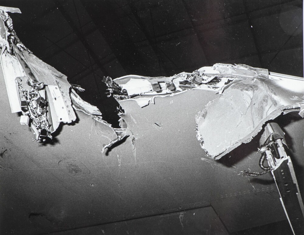 <b>FLYVEDYKTIG:</b> Jens Petter Larsens F-16-fly 686 var stygt skamfert etter sammenstøtet med Leif Granseths fly. Likevel klarte han å lande flyet − som senere fikk nye vinger og flere år i tjeneste. 