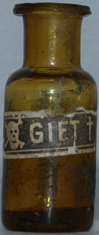 <b>IKKE STERK NOK:</b> Giftflasken som Harald Flaskerud tok på styrten for å unngå å komme i nazistenes klør etter angrepet på Sollia. Flasken er i dag i datteren Unni Engs eie.