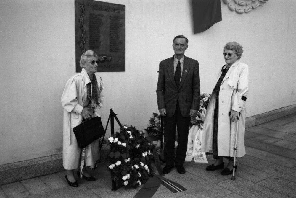 <b>LAGD AV NOE HELT SPESIELT:</b> Harald Flaskerud og kona Astrid ved avdukingen av minnes­merket over falne Osvald-medlemmer ved gamle Øst­banen i Oslo. Til venstre står Signe Raassum. Bildet lånt av Unni Eng.