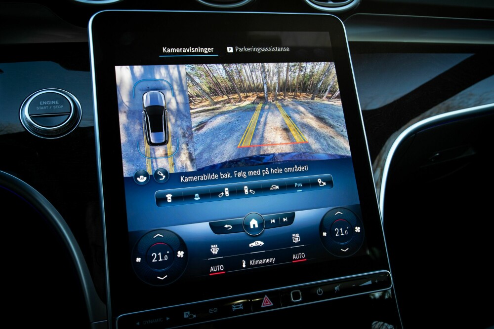 <b>FARGERIK:</b> Mercedes-skjermen er stor, med livlig grafikk og klare bilder. Men vi savner noen fysiske knapper. 