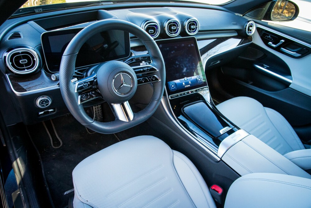 <b>LEKREST:</b> Mercedes gir et mer moderne inntrykk på førerplass.