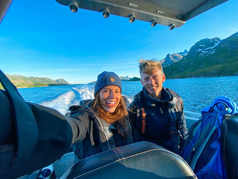 <b>FULL FART PÅ SJØEN:</b> Her er paret på fisketur i Lofoten.