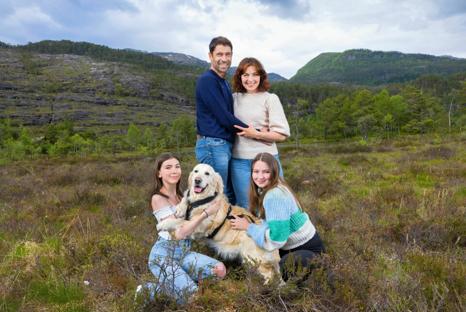 FLOKKDYR: Liv Grete trives ikke alene, men elsker når hele flokken er samlet. Samboeren Giacomo og døtrene Léna (13) og Anna (15) kommer svært godt overens. Eldstedatteren Emma (19) har flyttet ut og er ikke med på bildet. Det er derimot Golden Retrieveren Vilde.