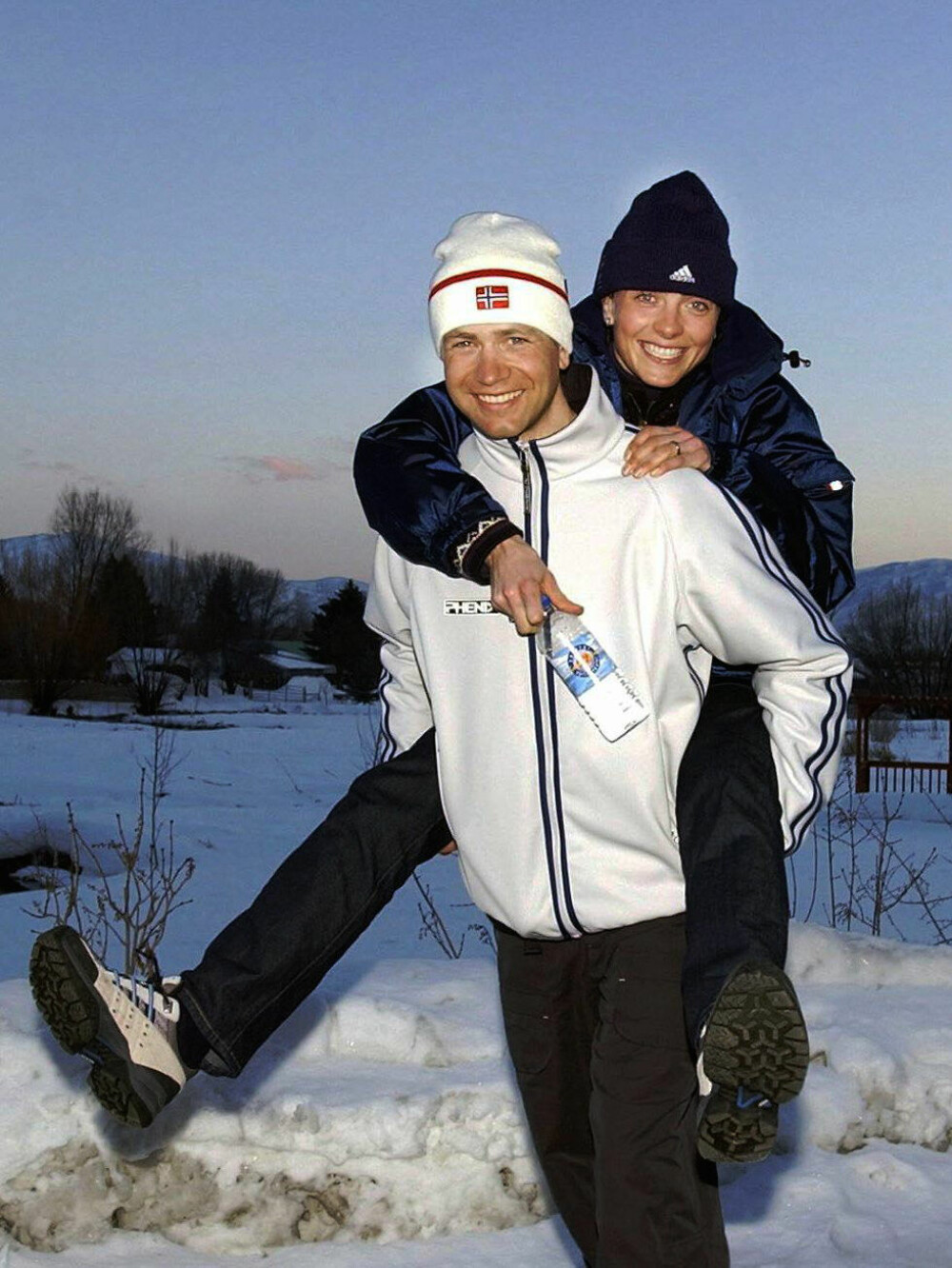 <b>GODE VENNER:</b> Liv Grete og kollegaen Ole Einar Bjørndalen slo gjennom rundt samme tid og var begge store forbilder i skiskyttersporten også den gang. Her i forbindelse med OL i Salt Lake City i 2002.