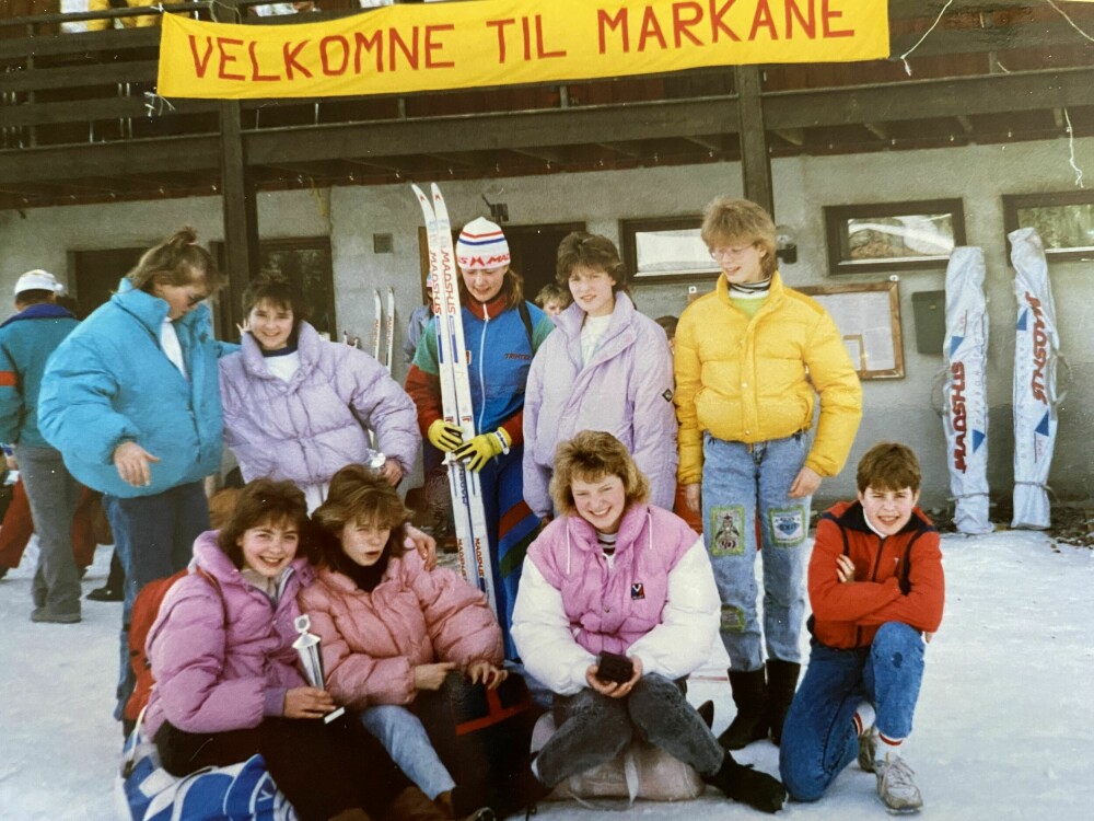 HÅLANDSDALEN: Her er jentene fra hjembygden Hålandsdalen på Vestlandsmesterskapet i Markane. Liv Grete sitter nede til venstre og storesøster Linda står bakerst med børsa på ryggen.