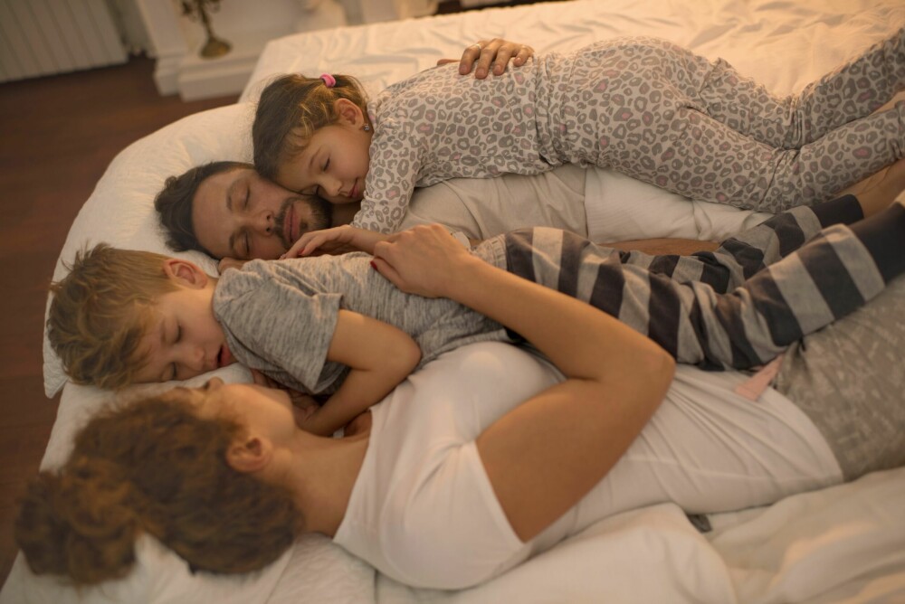 Det kan bli trangt i sengen med hele familien sovende sammen. Men det kan være veldig koselig også. (Illustrasjonsfoto)