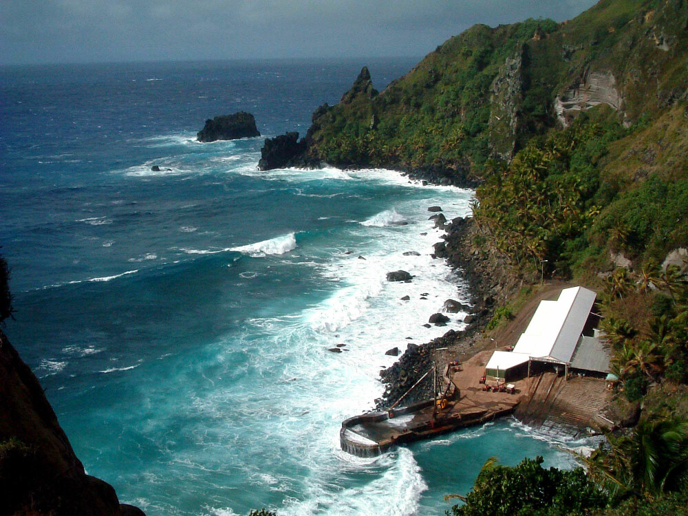 <b>HAVN:</b> Det kan være krevende å komme seg i land ved Bounty Bay, den eneste havnen på Pitcairn.