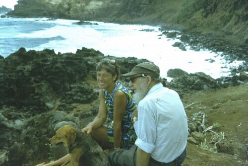 <b>UT MOT HAVET:</b> Kari og hennes svigerfar på Pitcairn en gang på 1980-tallet.