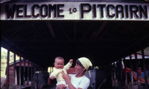 <b>1979:</b> Kari med lille Timothy på armen tar imot venner som kommer på besøk til Pitcairn.