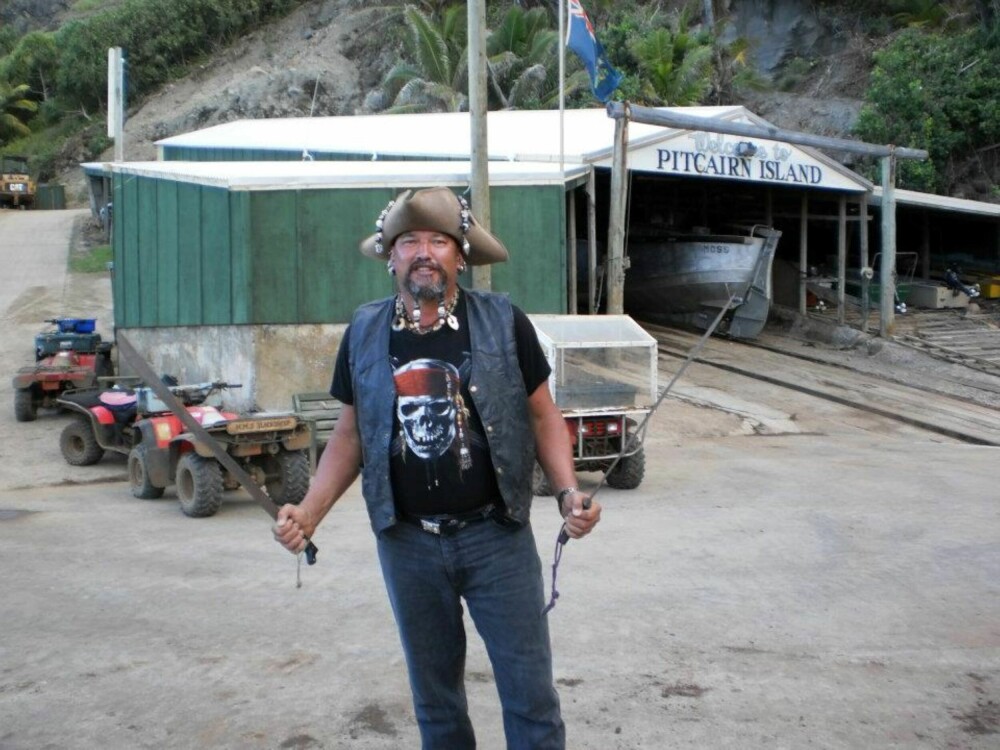 <b>MODERNE PIRAT:</b> Godlynte Pirate Pawl har i mange år jobbet på øyas eneste bar, der du naturligvis kan få deg litt rom. Baren er kun åpen fredager.