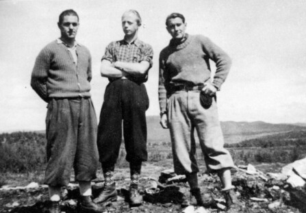 <b>OVERLEVENDE:</b> Norvald Thorshaug (f.v.), Asbjørn Røed og Odd Hodne fotografert i Tapptjerndalen i 1946, i forbindelse med minnesmerket som ble avduket for å hedre Rolf Arebø og Kjell Skogly.
