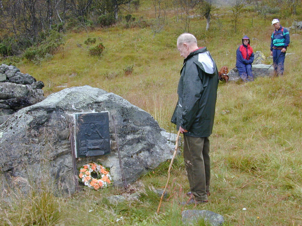 <b>TILBAKE PÅ ÅSTEDET:</b> Asbjørn Røed legger ned krans på minnes­merket over Kjell Skogly og Rolf Arebø i Tapptjerndalen i 2002.