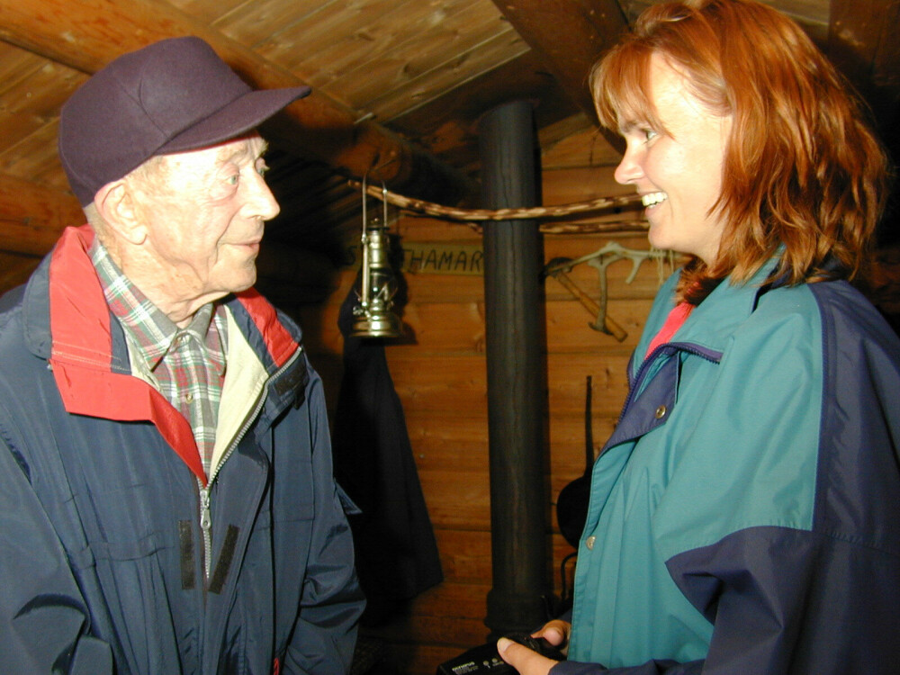 <b>MØTE:</b> Det ble et hjertelig møte mellom Asbjørn Røed og Kirsten Haugen, barnebarnet til Asbjørns reddende engel under krigen, Margit Meisdalshagen, da de møttes i Tapptjerndalen i 2002.