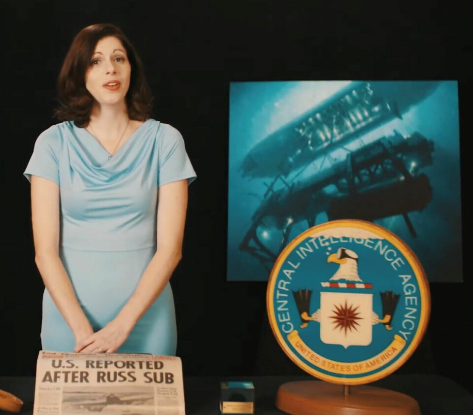 HEVINGEN: Underdirektøren på CIA-museet viser hvordan hevingen artet seg sett fra dypet. Her er det rett før K-129 heises inn i den åpne dokken i skipet.