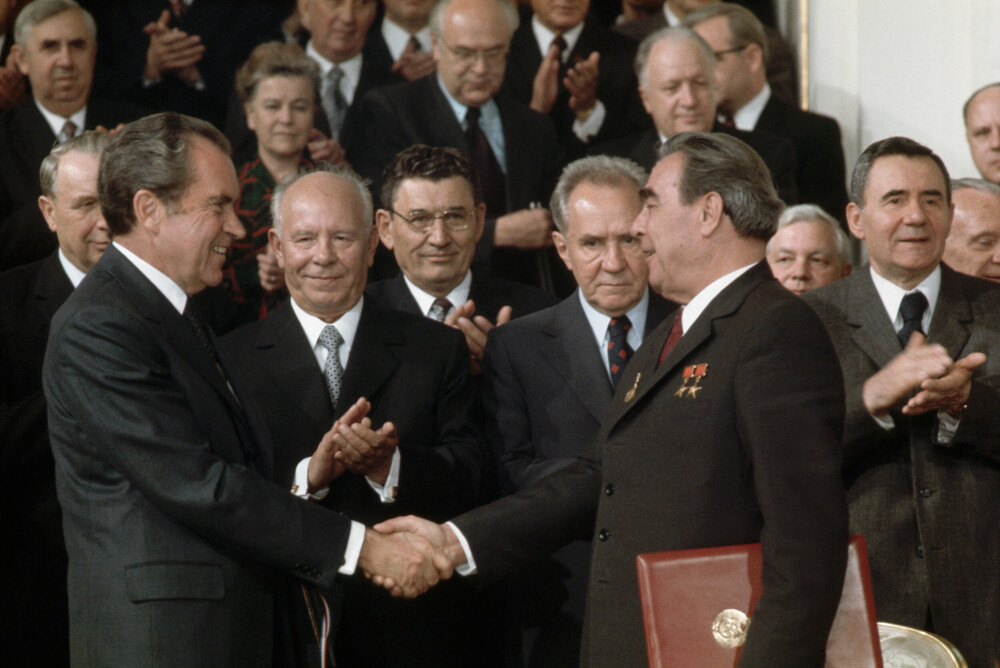 <b>STORPOLITISK SPILL:</b> Mens amerikanerne planla å stjele vraket av K-129 og hemmelighetene om bord etter ordre fra president Richard Nixon, forhandlet statslederne Nixon og Leonid Bresjnev frem nedrustningsavtalen SALT. Avtalen ble signert under toppmøte i 1973.