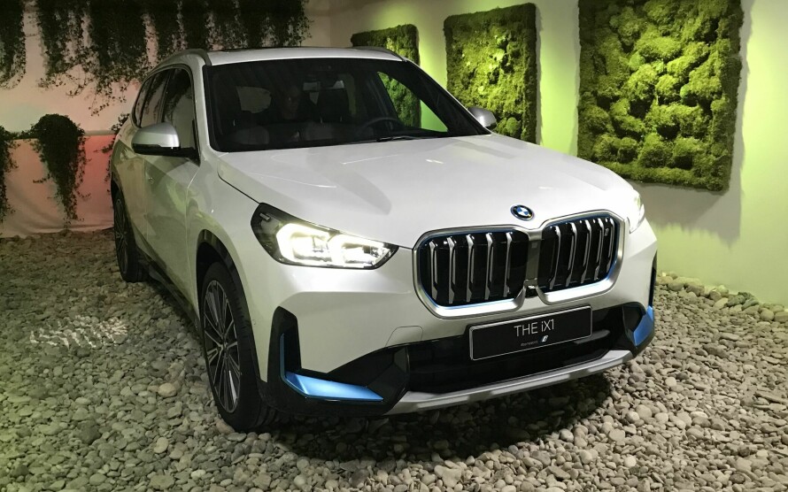 PRIS IX1: Prisene begynner på 479 000 kroner. Produksjonen starter ved fabrikken i Regensburg, Tyskland, i november. De første kundene får bilen sin i begynnelsen av 2023.