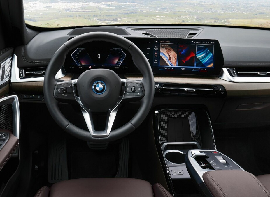 <b>ARVET:</b> IX1 kommer med buet display (BMW Curved Display) som flere av de nye og større BMW-modellen. De to skjermene for førerinformasjon og infotainment smelter sammen til en enhet. En rekke av funksjonene i bilen styres nå gjennom touch-området på skjermen.