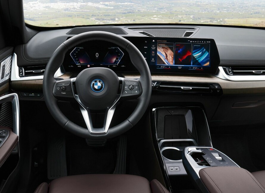 ARVET: IX1 kommer med buet display (BMW Curved Display) som flere av de nye og større BMW-modellen. De to skjermene for førerinformasjon og infotainment smelter sammen til en enhet. En rekke av funksjonene i bilen styres nå gjennom touch-området på skjermen.
