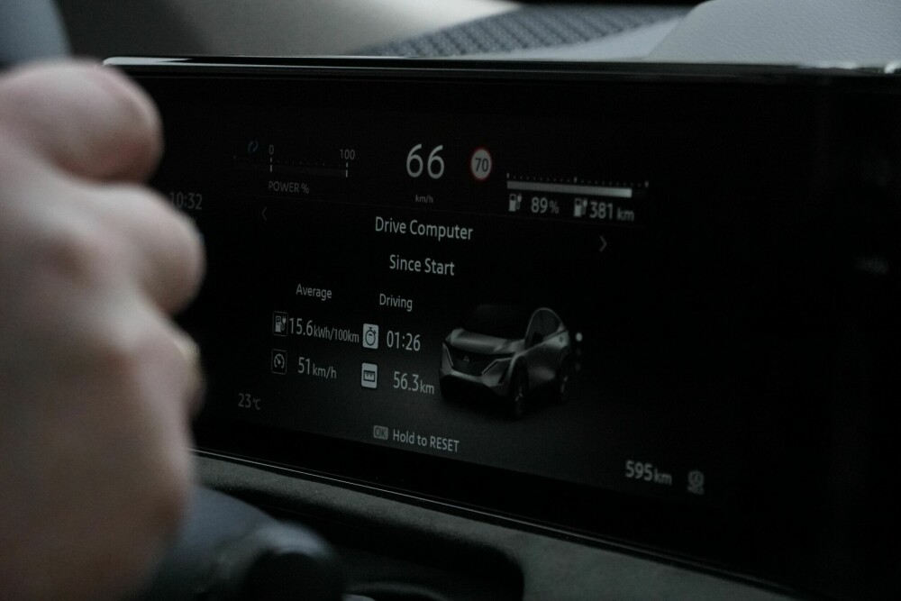 <b>MODERATE SKJERMER:</b> Nissan deltar ikke i konkurransen om å ha flest og størst touchskjermer. Men som sjåfør får man følelse av å bli servert informasjonen man trenger når man trenger den. Respons, oppløsning og brukervennlighet er mer enn god nok, men er fortsatt ikke på nivå med en smarttelefon.