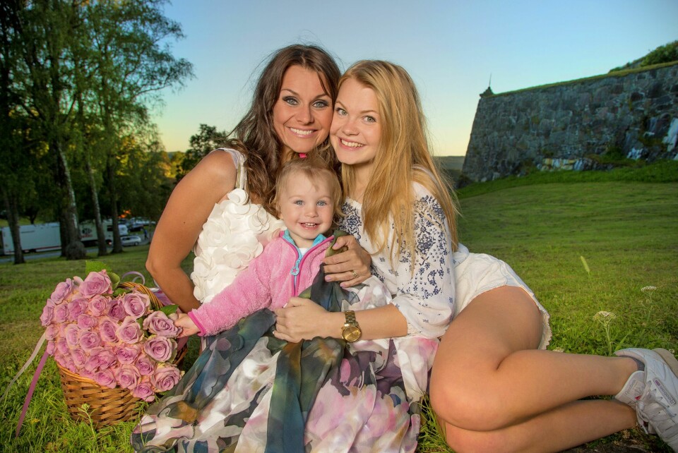 EN DEL AV LIVET: Barna i Moholt-familien har nærmest vokst opp på Allsang-settet i Halden. Her har de skapt sommerminner sammen som familien. For Markus (26), Evelina (22) og Sofia Linn (8) har det vært like naturlig og vokse opp med artister og mammas kolleger i TV-produksjonen som en hvilken som helst annen jobb. Her er hun i Halden med døtrene i 2015.