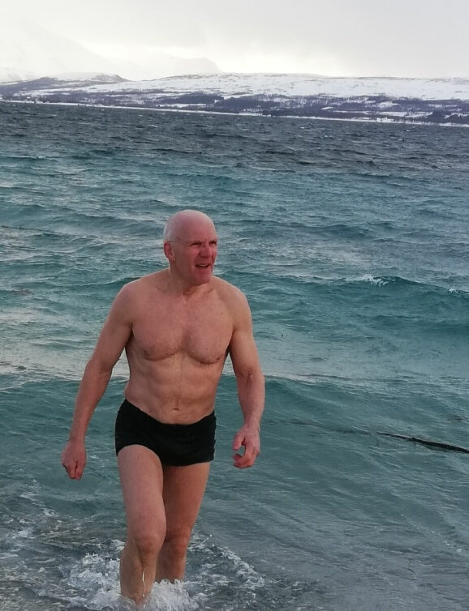 <b>      IVRIG ISBADER:</b> I fjorden utenfor Tromsø svømmer Nils Harald året rundt. Til neste år skal han delta i VM i isbading i Slovenia. Selv James Bond-skuespiller Daniel Craig, hadde nikket anerkjennende til 75-åringens topptrente kropp.