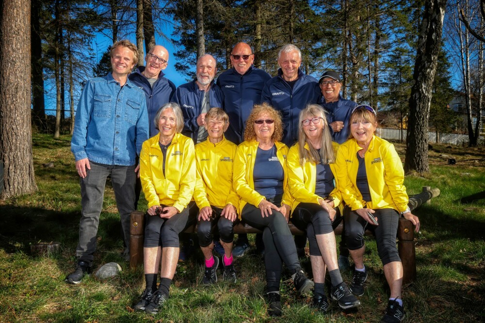 <b>NORGES SPREKESTE:</b> Programleder Erik Solbakken og de 10 «Norges sprekeste»-deltagerne samlet under innspillingen på Filtvet ved Oslofjorden.
