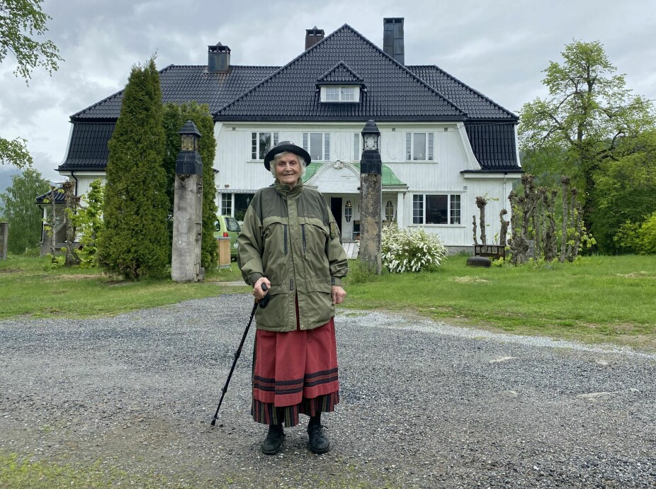 TRIVES I STORT HUS: Ruth Håkonsen bor i et gammelt hotell helt alene. Den energiske damen har gått på elgjakt i 74 år.
– Jeg har aldri skutt en elg som ikke har falt, og det er jeg litt stolt av.