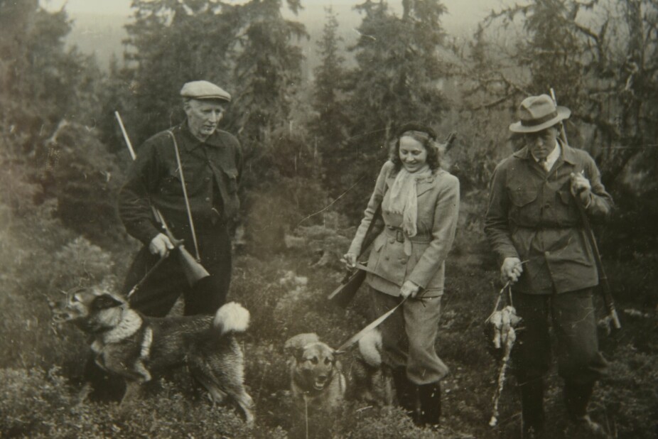 JOMFRUTUREN: Ruth på sin første elgjakt i 1948. Johannes J. Håkenåsen til høyre hadde invitert henne med, og de ble gift og levde sammen til han døde i 2007.