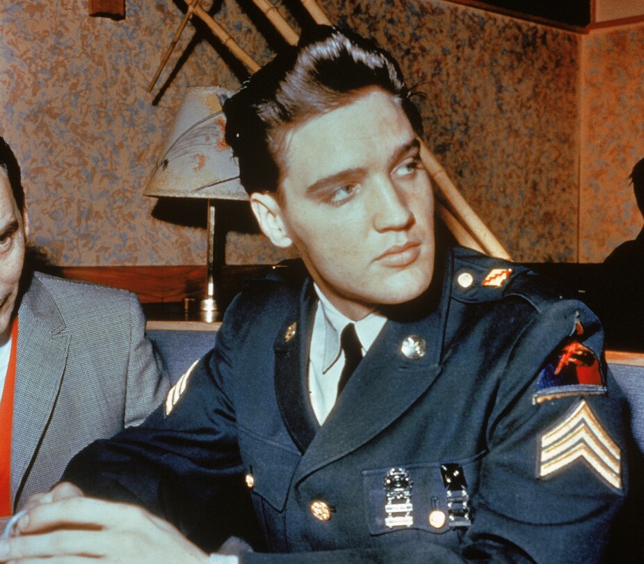 <b>KONGE OG SERSJANT:</b> Elvis Presleys karriere var truet av verneplikt. Men «The King of rock’n roll» snudde krise til suksess gjennom manager Tom Parkers geniale grep.