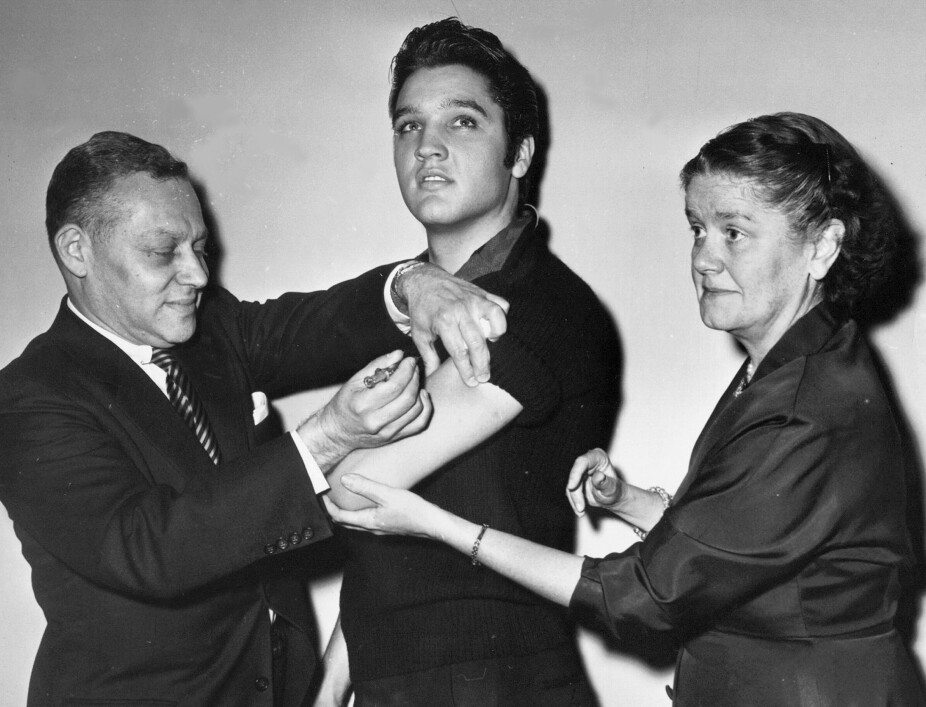 <b>STAKK SEG FREM:</b> Elvis Presley lot seg vaksinere mot polio for åpne kameraer, og sørget dermed for massivt løft i goodwill − også blant mer konservative amerikanere.