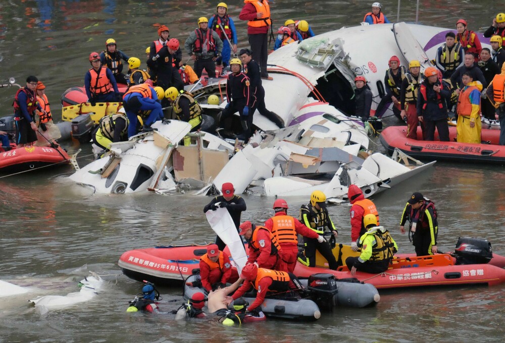 <b>RASK REDNINGSAKSJON:</b> Flyvraket ble liggende delvis under vann i Keelungelven. Ikke minst takket være rask unn­setning fra rednings­mannskaper unnslapp passasjerene som overlevde selve flystyrten også drukningsdøden.