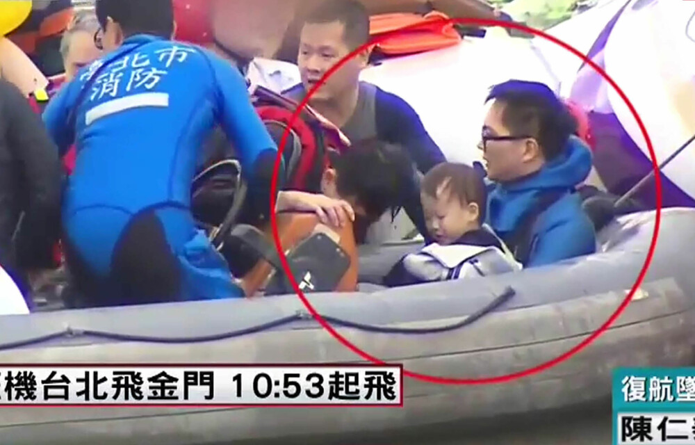 <b>MIRAKEL:</b> Lin Mingwei og klarte å få dratt konen og sønnen ut av vraket. En innskytelse hadde fått familien til å bytte side i flyet, og derfor ble de sittende ved et hull i flykroppen og kunne ta seg ut.