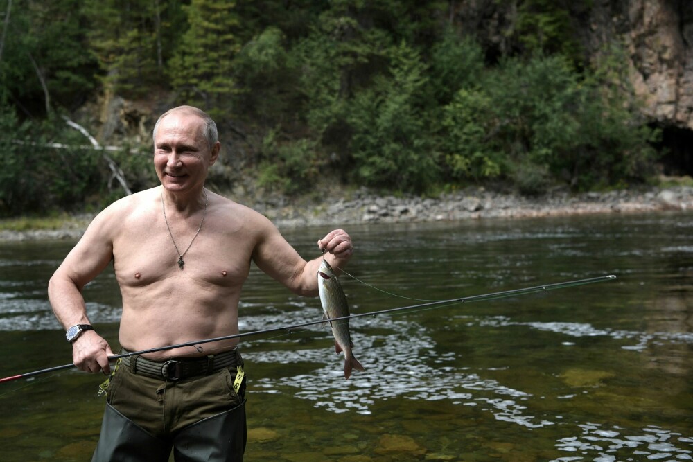 <b>SMÅFISK:</b> Russernes president Vladimir Putin liker å fiske. Har han gjort en strategisk storfangst like ved Ørlandet flystasjon? Sikkerhetseksperter advarer.