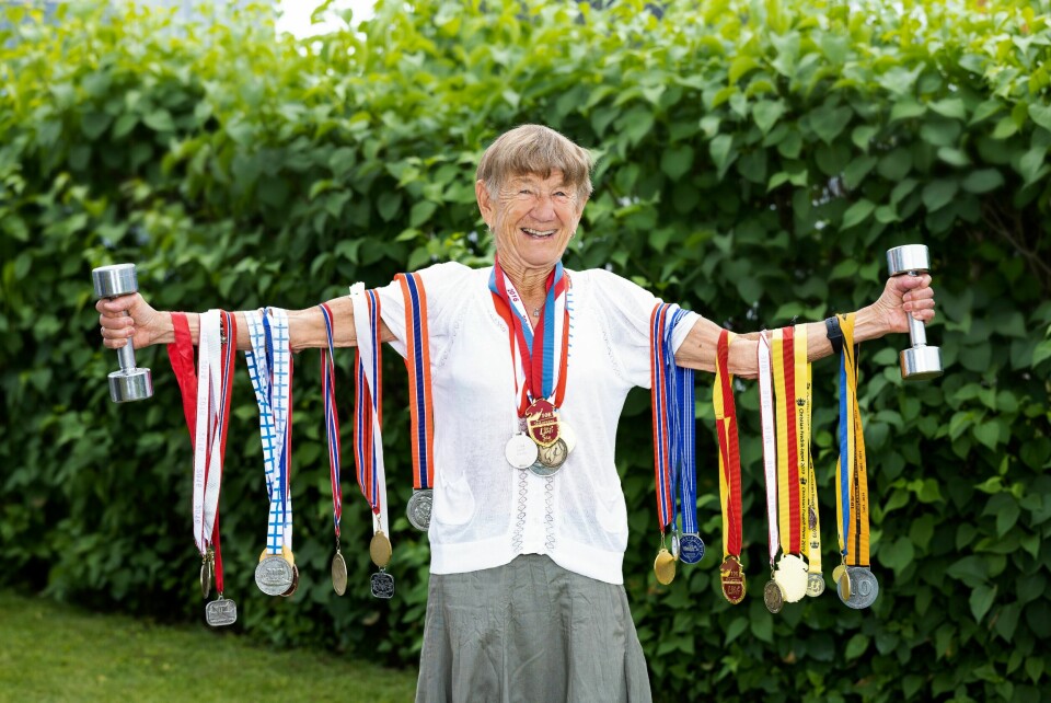 MARIANN STENBAKK: – Jeg har ikke tall på hvor mange medaljer jeg har, men det er veldig mange, smiler Mariann Stenbakk og viser frem en brøkdel av den imponerende premiesamlingen.