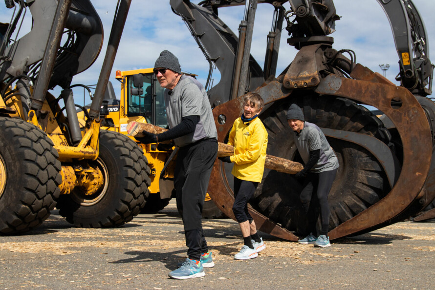 NORGES SPREKESTE: Mariann forteller at de fleste ble overrasket da de så hva de skulle konkurrere i. – Er de ikke klar over at vi er over 70 år, var det mange som sa. Flere av oss hadde aldri dratt på et bildekk før, båret tømmerstokker eller hengt på en stang før!