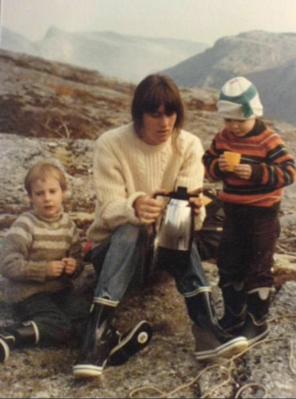 <b>NORD-NORGE:</b> Mamma Margot tok ofte med seg Adam og søsteren Lisa ut på tur i barndommen. Frem til han var syv år gammel, bodde Adam i Nord-Norge sammen med familien.