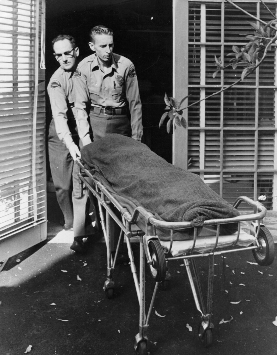 <b>TRAGISK ENDELIKT:</b> Hollywood-legenden ble funnet naken i sengen, død av en overdose 4. august 1962. Her blir liket trillet ut av boligen.