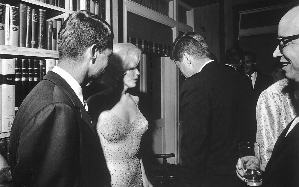 <b>KONSPIRASJONSTEORI:</b> Marilyn i samtale med John F. Kennedy etter at hun hadde sunget «Happy birthday» for ham. Kun tre måneder etter var hun død, og ville konspirasjoner hevder fortsatt at presidenten fikk henne av veien i frykt for en skandale.