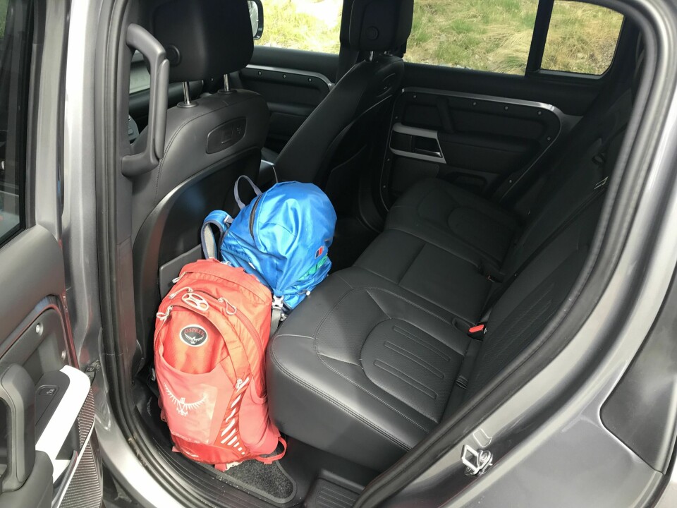 PLASS: Godt med beinplass i baksetet - forutsatt at det ikke står sekker i veien.