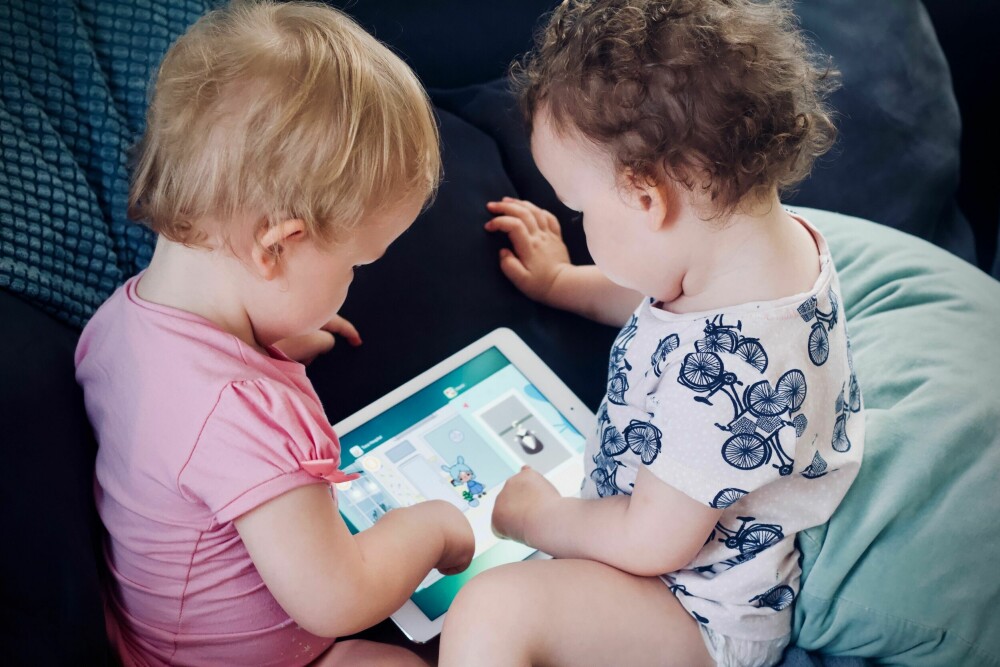 I dag lærer barn seg å bruke skjerm fra tidlig alder.