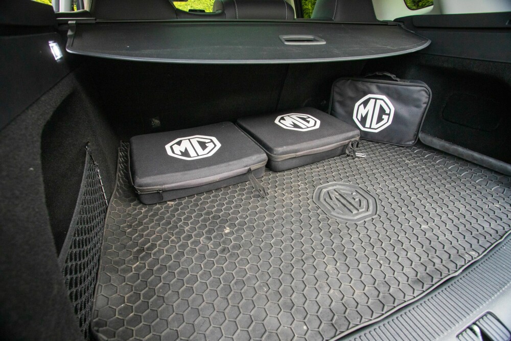 <b>LITE:</b> MG har driblet bort 100 liter bagasjeplass i forhold til familiebilformat. Her med to vesker til ladekabler og en til ladeuttak fra bilen.