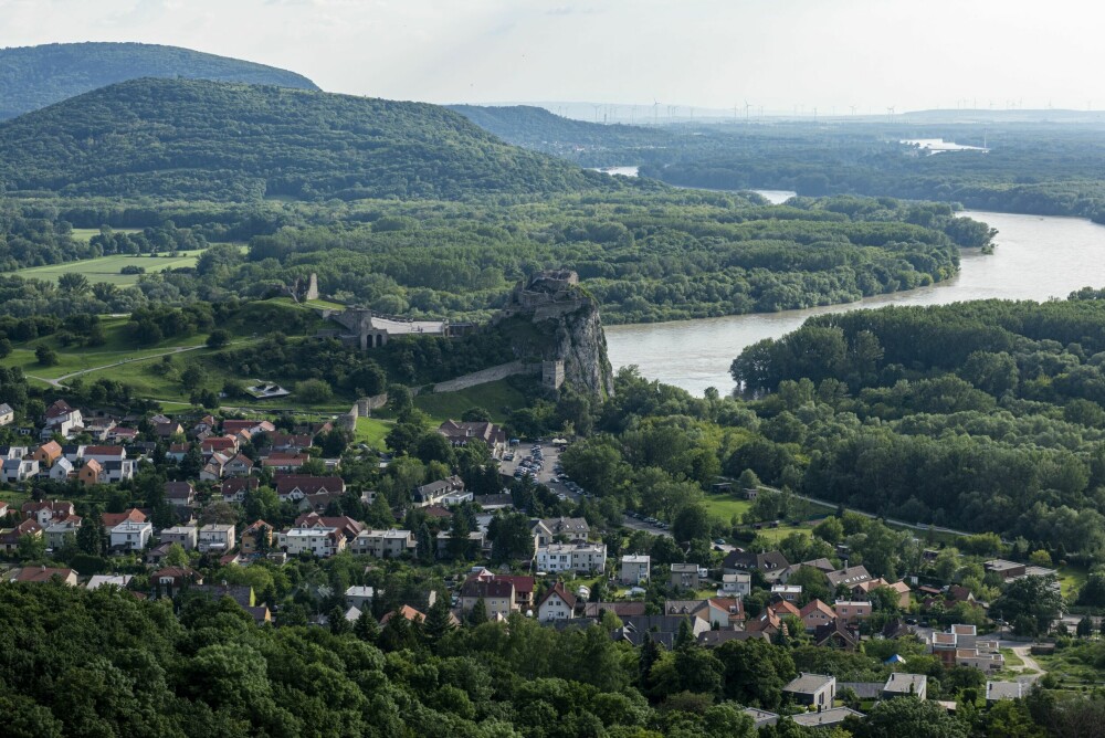 <b>PRAKTFULL UTSIKT:</b> Utsikten fra Devinska Kobyla over Donau, slottet Devin og Østerrike.