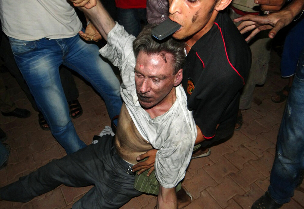 <b>FORSØKT REDDET:</b> Den bevisstløse amerikanske ambassadøren til Libya, Christopher Stevens, ble forsøkt reddet ut av den brennende konsulatbygningen. På sykehuset ble han erklært død.