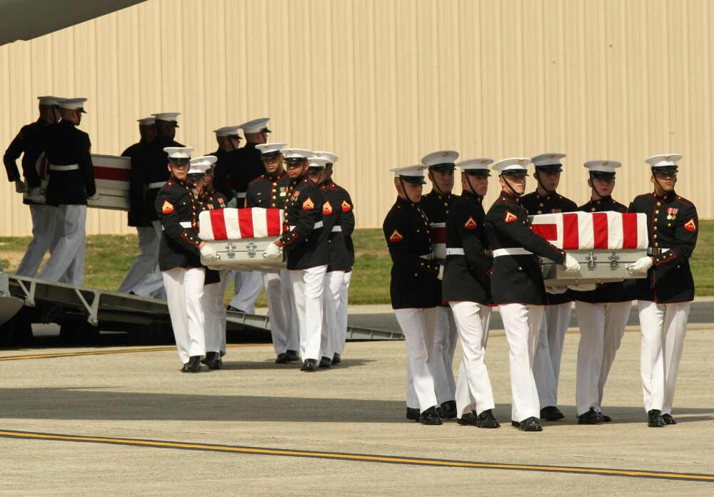 <b>TUNG BØR:</b> Fire amerikanere kom hjem til Andrews flybasen i Maryland i kister etter at både etterretning og sikkerhetsopplegg sviktet før angrepet mot konsulatet i Benghazi.