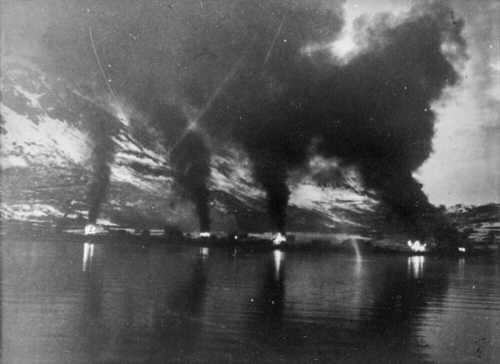 <b>BYGD I FLAMMER:</b> «Bjerkvik brenner som en fakkel», heter det i en tysk rapport etter det allierte bombar-dementet før landgangen i pinsen 1940.