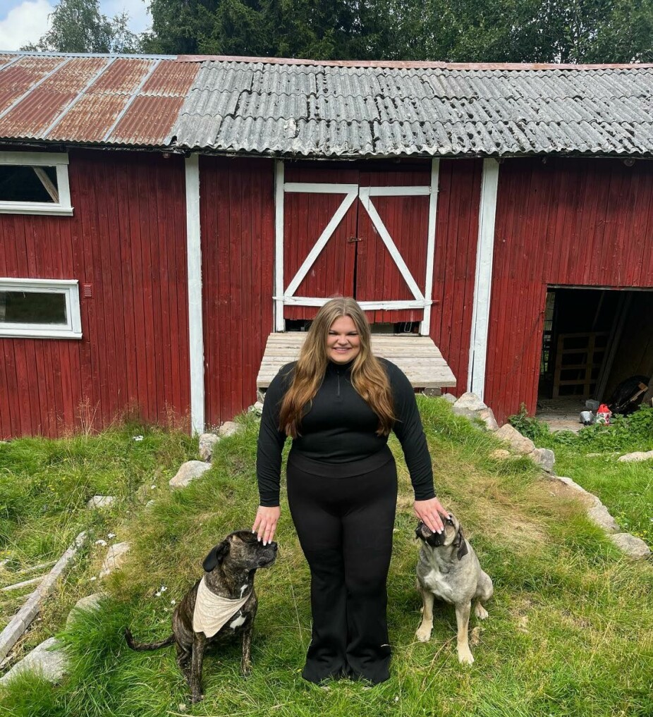 SMÅBRUK: Da Kjersti var 19 år gammel, bestemte hun seg for å flytte til et småbruk i Finnskogen alene. Her har hun blitt en sterkere versjon av seg selv, hvor både depresjonen og migrenen ble lindret