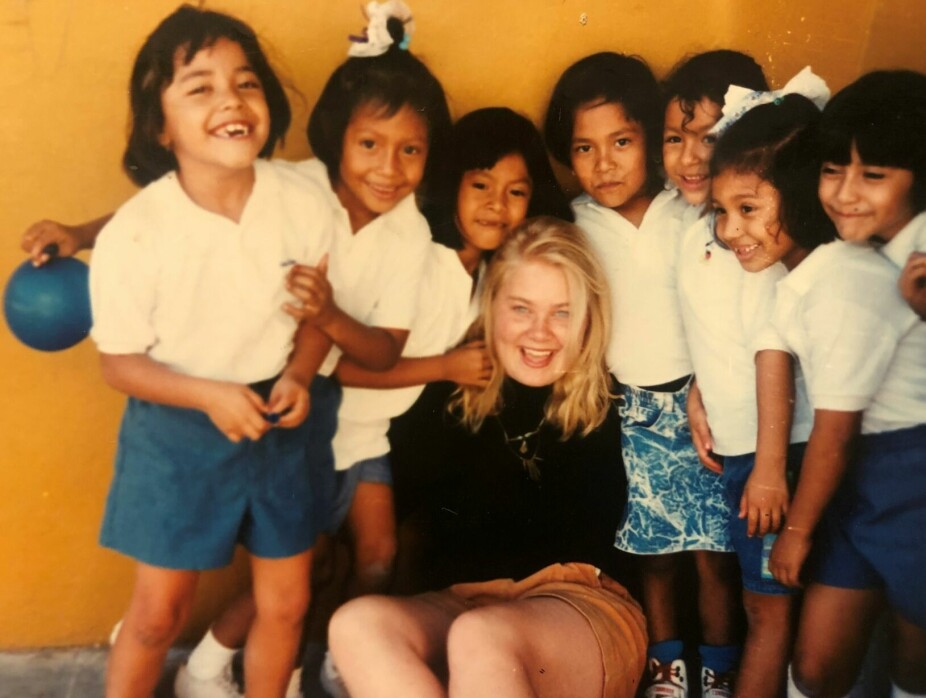 LÆRER: Björg med barn i en liten indianerlandsby i Mexico som 17 år gammel. Hun var engelsklærer på den lokale skolen i Juchitan Mexico