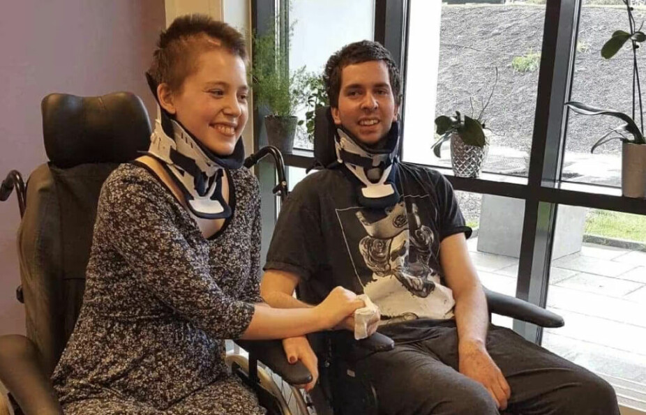 I RULLESTOL: Begge havnet i rullestol etter ulykken og brukte mange måneder på å klare å gå igjen.