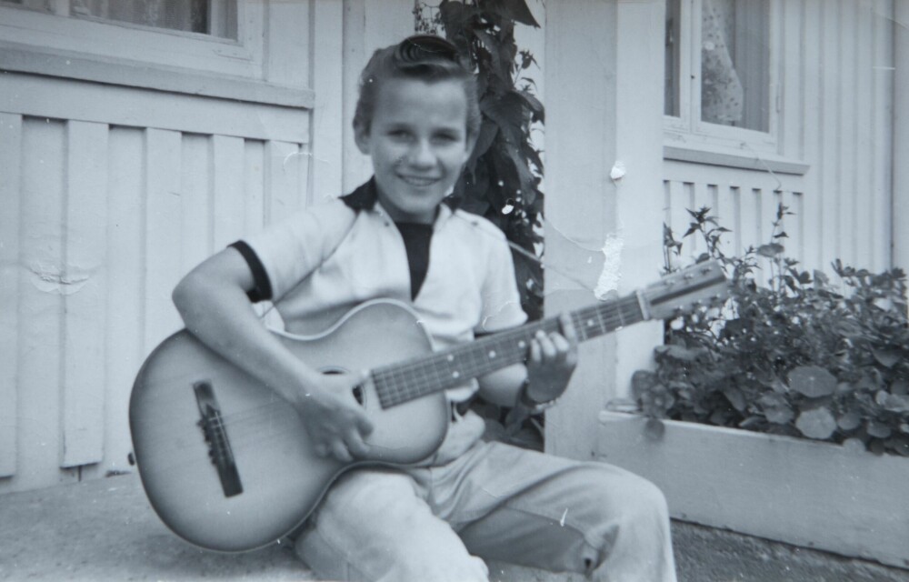 <b>BANKEN SOM BARN:</b> Allerede som liten gutt lærte Håkon å spille gitar, og han var glad i å synge. Men heller ikke som barn likte han å opptre offentlig.